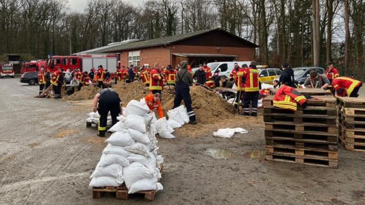 Feuerwehr füllt Sandsäcke in Quakenbrück