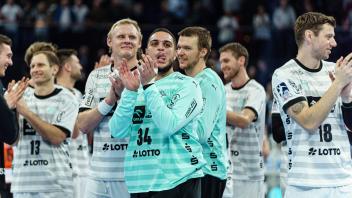 THW Kiel feiert/jubelt mit den Fans nach Sieg/Spielende GER, THW Kiel vs. TSV Hannover-Burgdorf, Handball, Bundesliga, S