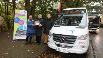 Dr. Stefanie von Berg (links), Bezirksamtsleiterin in Altona, stellte im November mit Corinna Nienstedt von der Hamburger Senatskanzlei und VHH-Geschäftsführer Lorenz Kasch das Pilotprojekt „Rissen bringt‘s“ vor.
