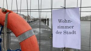 Am Donnerstag waren die Zettel ein Hingucker für viele Spaziergänger an der Schiffbrücke in Flensburg. Am Freitagmorgen hatte das TBZ die wieder entfernt.