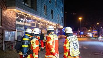 Zahlreiche Rettungskräfte waren in der Senioreneinrichtung in der Roten Straße in Flensburg am Samstagabend im Einsatz.