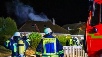 Feuerwerk im Haus angezündet: Drei Verletzte bei Feuer in HavetoftFotos und Text: Nico HesselHavetoft - Schon einen Tag vor dem Jahreswechsel ist es am Samstagabend zu einem schweren Unfall mit Feuerwerkskörpern in einem Haus in Havetoft gekommen. Nach ersten Erkenntnissen der Polizei sollen diese im Haus entzündet worden sein. Drei Menschen wurden verletzt, einer von ihnen schwer.Ein dramatisches Ende nahm ein offenbar leichtfertiger Umgang mit Silvesterfeuerwerk am Samstagabend in einem Einfamilienhaus in Havetoft. Gegen 20.30 Uhr bemerkten die Bewohner des Hauses selbst, das auf dem Dachboden ein Feuer ausgebrochen war. Daraufhin rettete sich die Familie, bei der sich um die Eltern und zwei Kinder handeln soll, sofort ins Freie und wählte den Notruf.Die Rettungsleitstelle alarmierte daraufhin die Freiwilligen Feuerwehren Havetoft-Hostrup und Klappholz an den Einsatzort in der Straße Sandfeld.Bei deren Eintreffen war eine starke Rauchentwicklung aus dem Dachstuhl des Hauses sichtbar.Unter schwerem Atemschutz machten sich die Einsatzkräfte auf den Weg in das Obergeschoss, um den Brand in dem als Abstellraum genutzten Dachboden zu bekämpfen.Zeitgleich wurden die vier Bewohner des Hauses durch die zwei alarmierten Rettugnswagen und einen Notarzt vor Ort untersucht. Zwei der Familienmitglieder, bei denen es sich nach ersten Erkenntnissen um den Vater und die Tochter handeln soll, wurden mit leichten Verletzungen in ein Krankenhaus eingeliefert.Der jugendliche Sohn der Familie erlitt bei dem Zwischenfall nach Angaben der Polizei jedoch schwere Verbrennungen. Um ihn möglichst schnell in eine geeignete Klinik einliefern zu können, wurde der Rettungshubschrauber „Christoph 42“ aus Schachtholm bei Rendsburg angefordert. Nach einer Erstversorgung vor Ort flog dieser den Jugendlichen in eine Spezialklinik für Brandverletzungen.Ein Sprecher der Regionalleitstelle Nord bestätigte am Abend, dass das Feuer durch das entzünden von Feuerwerkskörpern in 