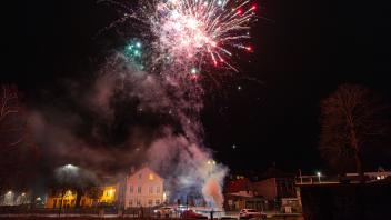 Das erste große Feuerwerk in Eckernförde war wieder einmal den Motorradfahrern rund um den Eckernförder Atrox-Club und ihren Freunden vorbehalten. Um 00:01 Uhr am Sonntag, 31. Dezember, gingen die ersten Raketen  hoch.   