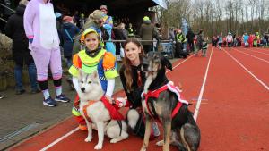 Marlene (links) mit Ava und Marie mit Campino waren aus Leck angereist. Selbst die Hunde waren weihnachtlich geschmückt.