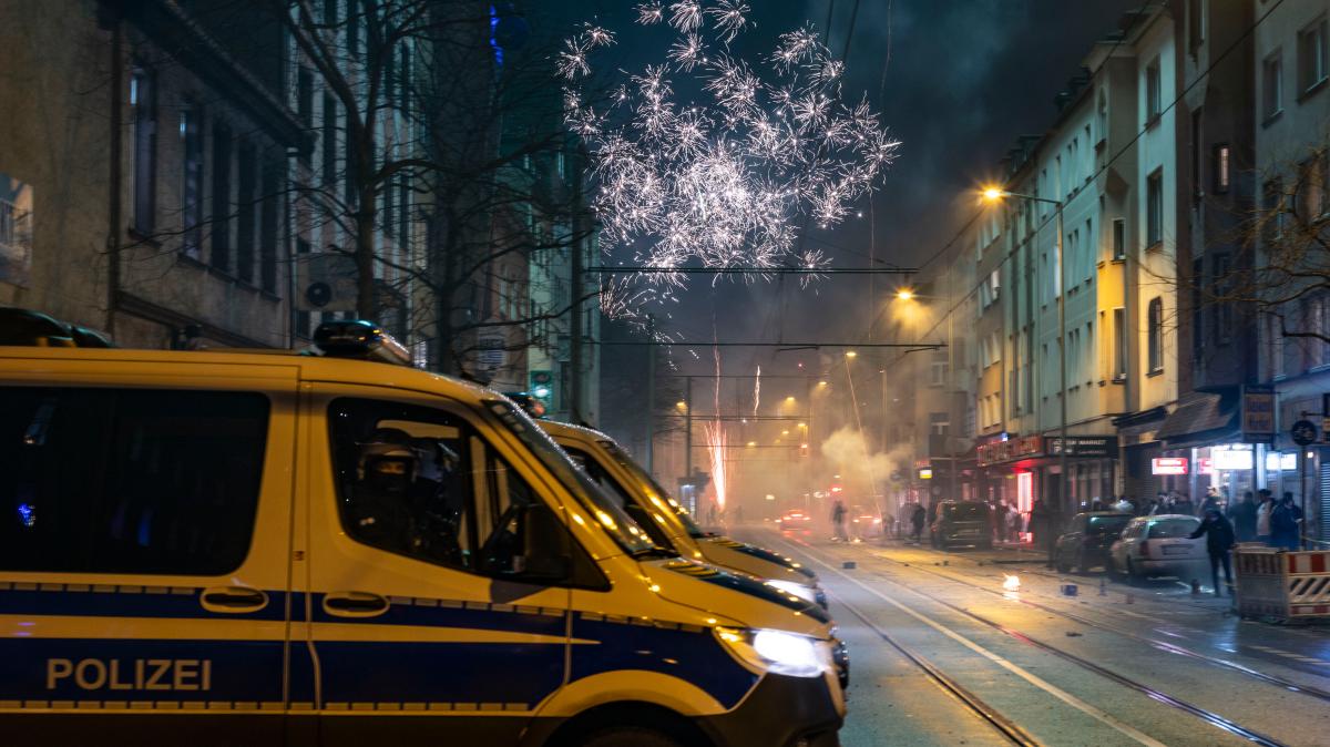 Brennende Mülltonnen, Pyrotechnik, Bedrohung: So verlief die Silvesternacht in Rostock | NNN