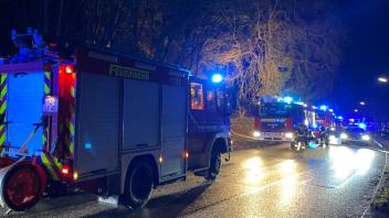 Zahlreiche Einsatzkräfte waren in der Ratzeburger Straße in Berkenthin zusammengezogen worden, nachdem das Feuer gemeldet worden war.