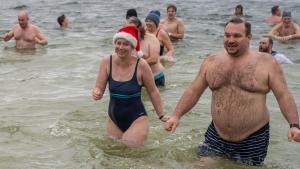 Beflügelt vom Adrenalin sieht man den Schwimmern ihre Schmerzen nach dem Bad in der Ostsee nicht an. Bei weniger als fünf Grad Wassertemperatur dürfte der erste Moment aber der schlimmste gewesen sein.