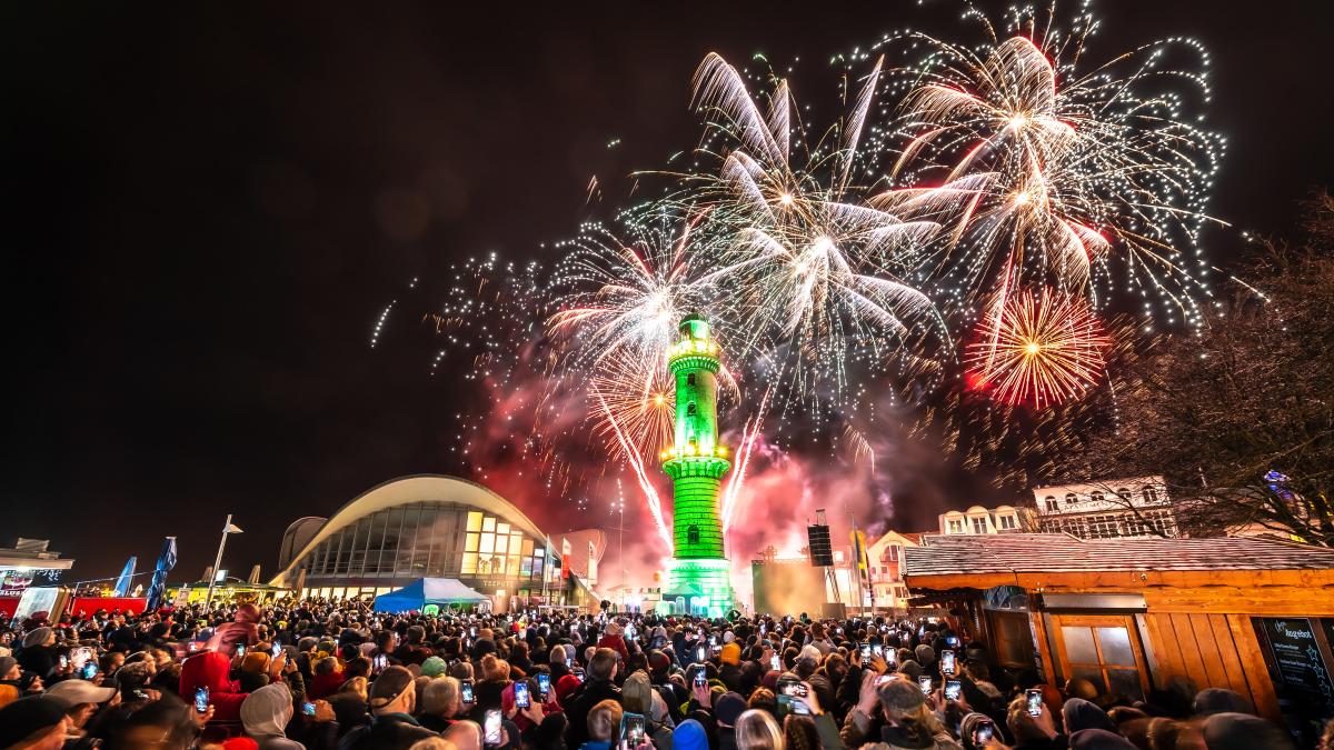 Warnemünder Turmleuchten 2024 zieht Besucher an die Ostsee | NNN