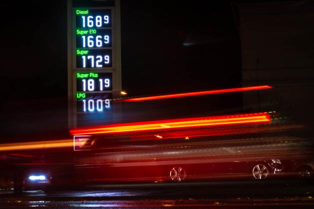 Zufriedenheitsbarometer Tankstelle: An der Zapfsäule bekommen die Bürger die gestiegenen Energiepreise unmittelbar zu spüren.
