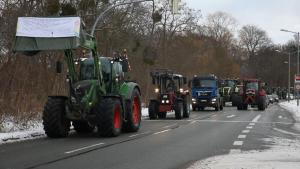 Dutzende Traktoren fahren in Schwerin ein