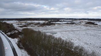 Blick auf das mögliche Gelände einer Bauschuttdeponie nördlich der B76 bei Kosel. Im Hintergrund liegt das NSG Bültsee.