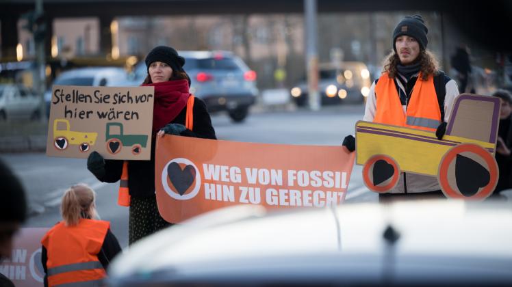 Letzte Generation Blockiert Verkehr - Bezug Auf Bauernproteste | NOZ