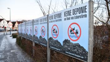 An vier Standorten in der Stadt – hier in der Reeperbahn Höhe Steindamm – stehen seit Kurzem Anti-Deponie-Plakaten. Die Stadt hat dafür extra ihre Stellwände aufgestellt, auf den ansonsten Parteien vor Wahlen Werbung machen.