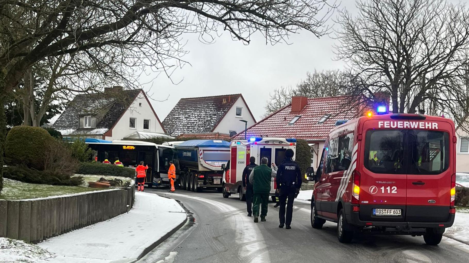 Linienbus und Lkw stoßen in Klein Schwaß auf spiegelglatter Straße zusammen