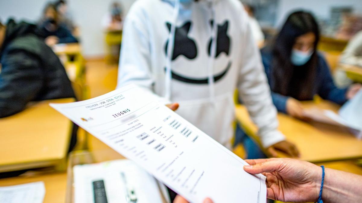 Zeugnisse in SH: Lehrer klagen über Chaos am Computer | SHZ