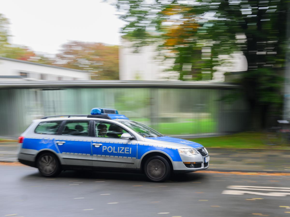 Schwerin: Fußgängerin durch wegrollendes Auto verletzt