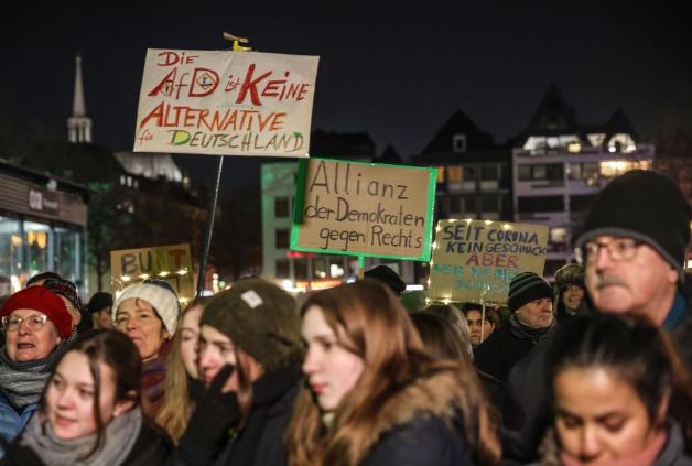 Wie hier in Köln sind in den vergangenen Tagen in zahlreichen Städten Tausende Menschen gegen die AfD auf die Straße gegangen.