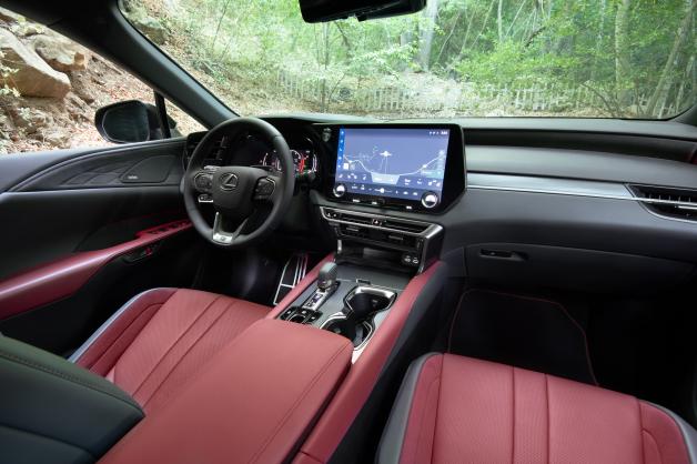 A great atmosphere in the cockpit of the Lexus RX 500h with a large screen.