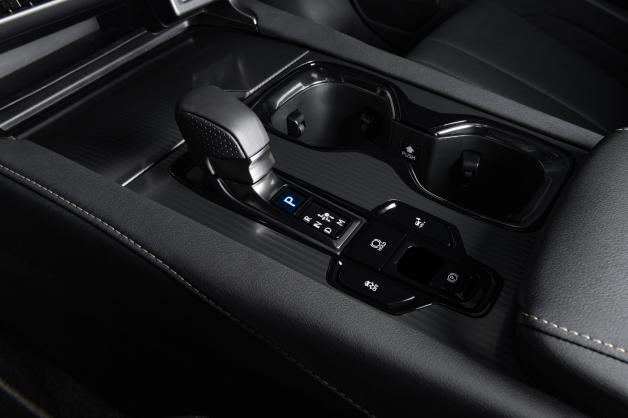 A six-speed automatic transmission in the sporty Lexus RX 500h replaces the CVT transmission. 