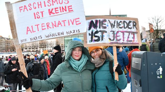 Stephanie (26) Elisabeth (27) und Carmen Wilkens (61, v.li.) aus Hamburg sind entsetzt über die AfD: „Es ist Zeit, wütender zu werden!“