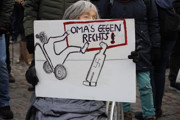 Auch die „Omas gegen rechts“ haben sich bei der Demonstration gezeigt. 