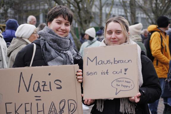 Carolin Baumann (links, 20) und Josephine König (19), Sylt: „Es ist wie ein Weckruf, die Menschen müssen wachgerüttelt werden und das schnell.“