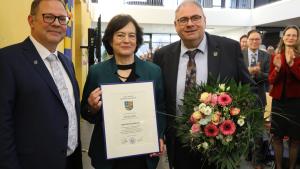 Der ehemaligen Bürgervorsteherin Beate Jandt wurde von Bürgervorsteher Roger Hoffmann (links) das Ehrenbürgerrecht der Stadt Niebüll verliehen, hier mit Bürgermeister Thomas Uerschels.