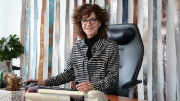 Schenefelds Bürgermeisterin Christiane Küchenhof an ihrem Schreibtisch