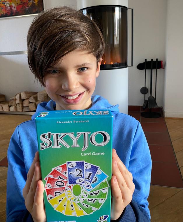 Der zwölfjährige Rasmus aus Osnabrück mag das Kartenspiel Skyjo. Er hat es von seinem älteren Bruder gelernt.