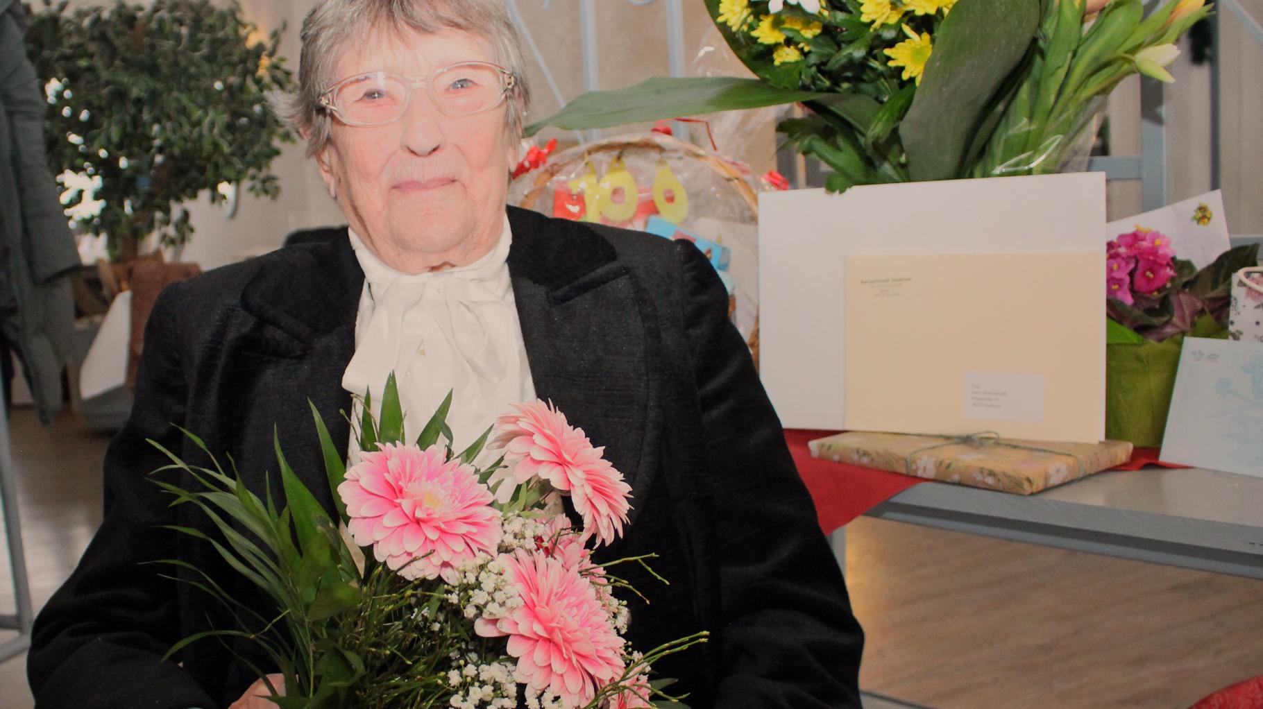 Karin Roßmannek aus Güstrow ist ein Jahrhundert alt und feiert mit der Familie