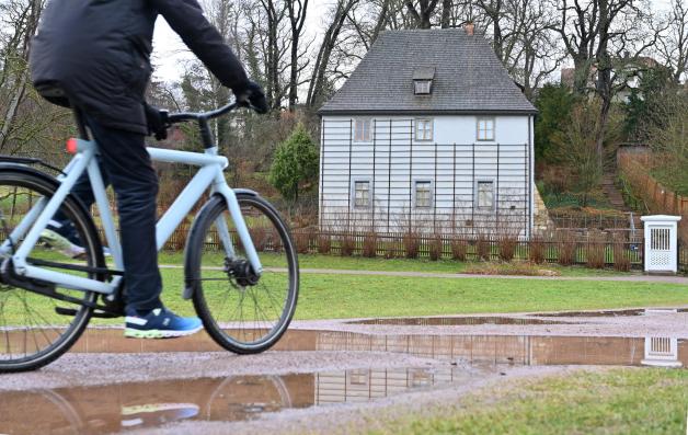 Radtour durch Weimar: Hier ist Goethes Gartenhaus im Park an der Ilm zu sehen. 
