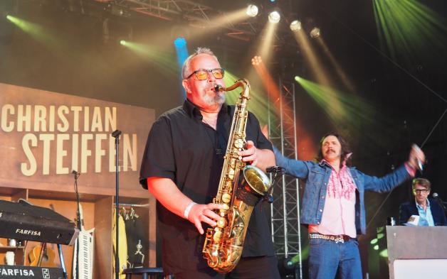 Osnabrücker Saxophonist Tommy Schneller unterwegs mit Suzi Quatro