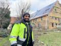 Aus Afghanistan flüchtete Hossein Heydari nach Deutschland. Inzwischen arbeitet er als Monteur von Solaranlagen.