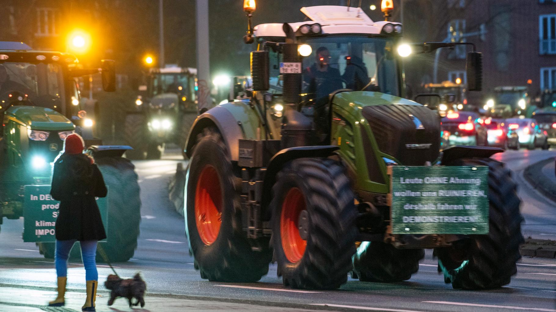 Erneuter Bauernprotest: vier Fahrzeugkonvois rollen durch Rostock
