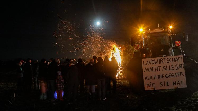 Bauernprotest: Landwirte Entzünden Protestfeuer An Der B5 | SHZ