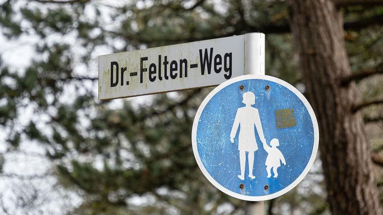 Dr.-Felten-Weg: Ein kleiner Waldweg in Sankt Peter-Ording verbindet den Fasanenweg mit der Straße Im Bad und ist nach Dr. Richard Felten benannt. 