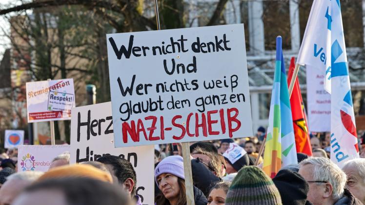Osnabrück: #DemoGegenRechts. Demo gegen Faschismus im Schlossgarten Osnabrück. 27.01.2024