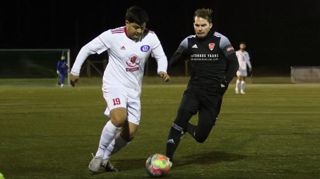 Fußball-Testspiel: TBS Pinneberg siegt bei TuS Holstein Quickborn | SHZ