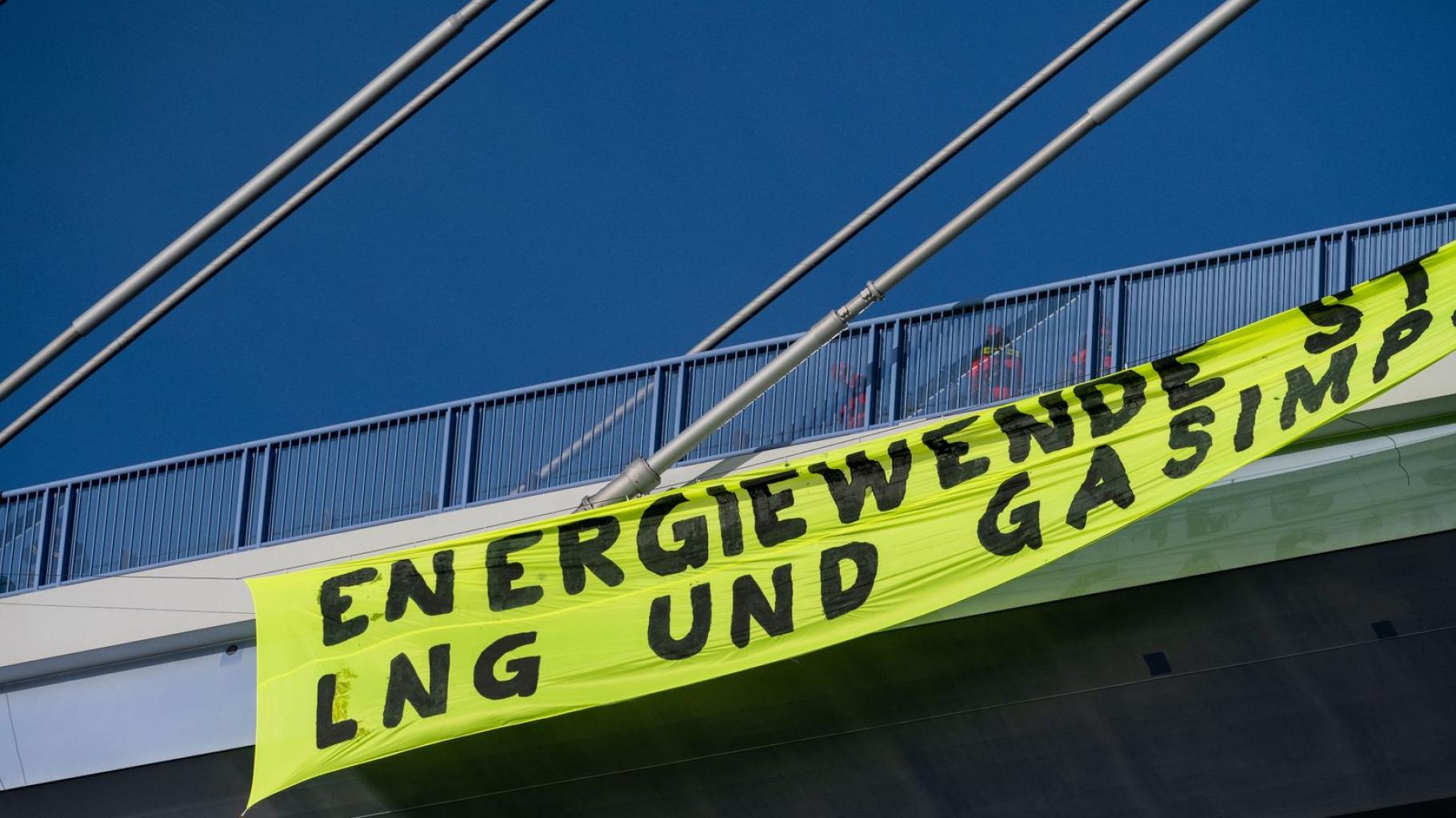 Protest gegen LNG-Terminal: Kletteraktion auf Rügenbrücke