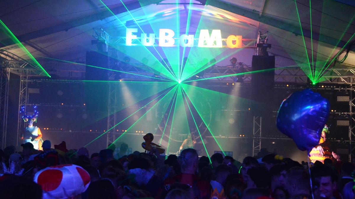  Foto zu Tausende feiern bei der Fubama 2024 in Wilster bis in den Morgen 