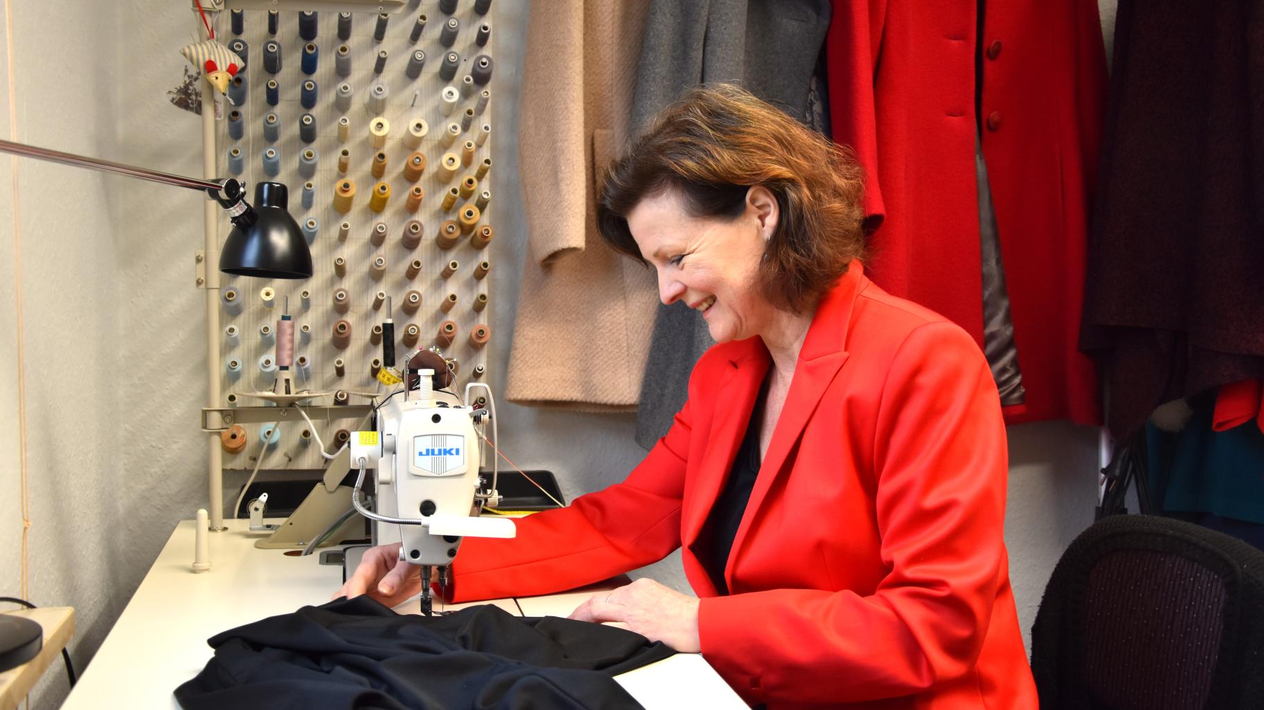 In Zeiten von Fast Fashion: Warum eine Rostocker Schneiderin ans Handwerk glaubt