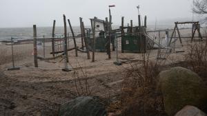 Die bei den Kindern beliebte kleine Spiellandschaft neben dem Ostsee Info-Center ist gesperrt. Auch dort hat das Ostseesturmhochwasser vom 19. bis 21. Oktober 2023 Schäden angerichtet.