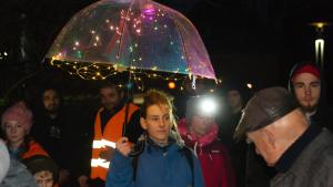 Wetterfest: Mit Schirm und Stirnlampe waren die Horster zur Demo am Amtsgebäude gekommen