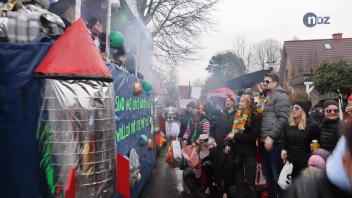 200 Karnevalisten feiern beim Umzug in Belm-Haltern