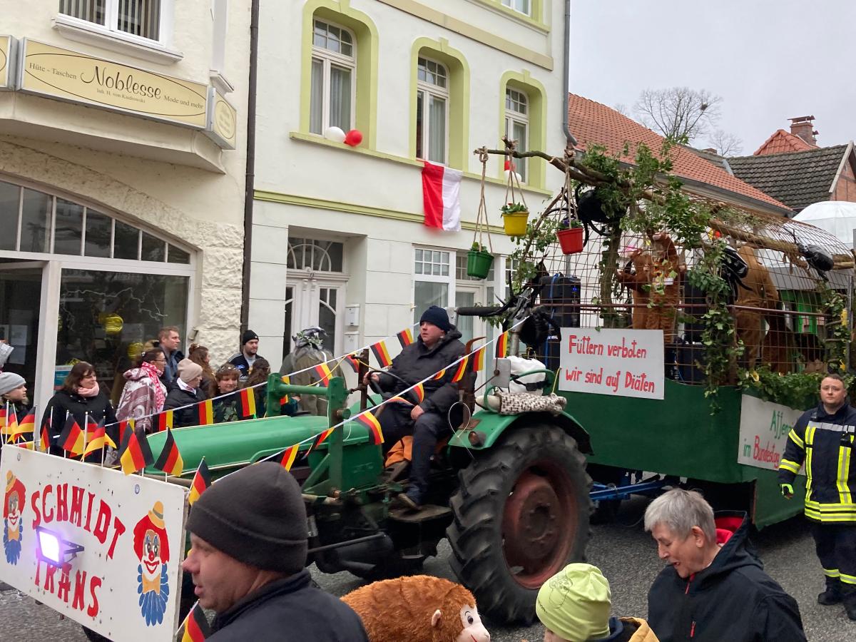 Straßenkarneval 2024 in Dömitz: Jecken nehmen Politik aufs Korn