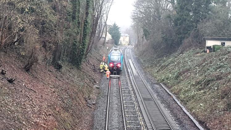 Bahnstrecke Eutin Lübeck gesperrt 100 Leute sitzen fest