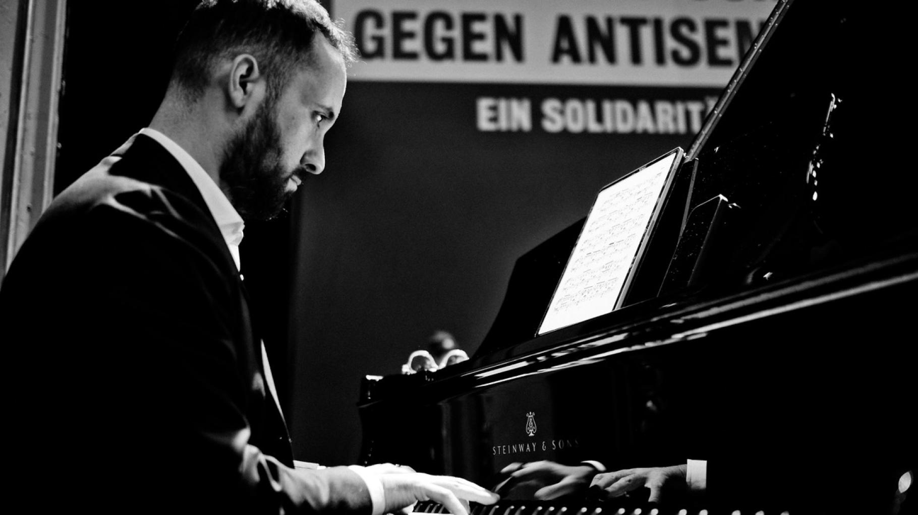 Igor Levit wirbt in Neubrandenburg am Klavier für Solidarität