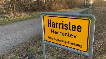 31 Ortstafel der Grenzgemeinde Harrislee wurden und werden ausgetauscht gegen zweisprachige Schilder.