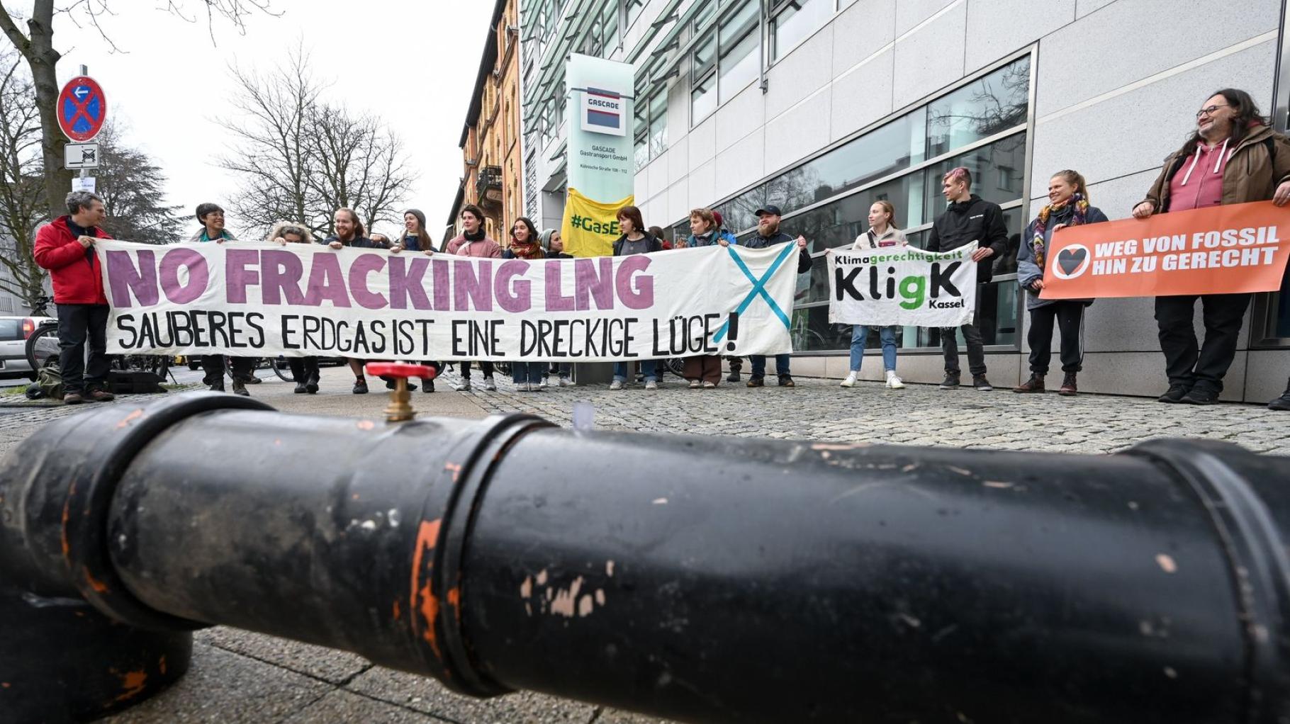 Menschen demonstrieren an mehreren Orten gegen LNG-Terminal auf Rügen