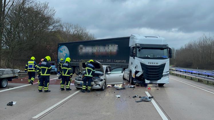 Schwerer Unfall Auf A1 Bei Bad Oldesloe: Vier Personen Verletzt | SHZ